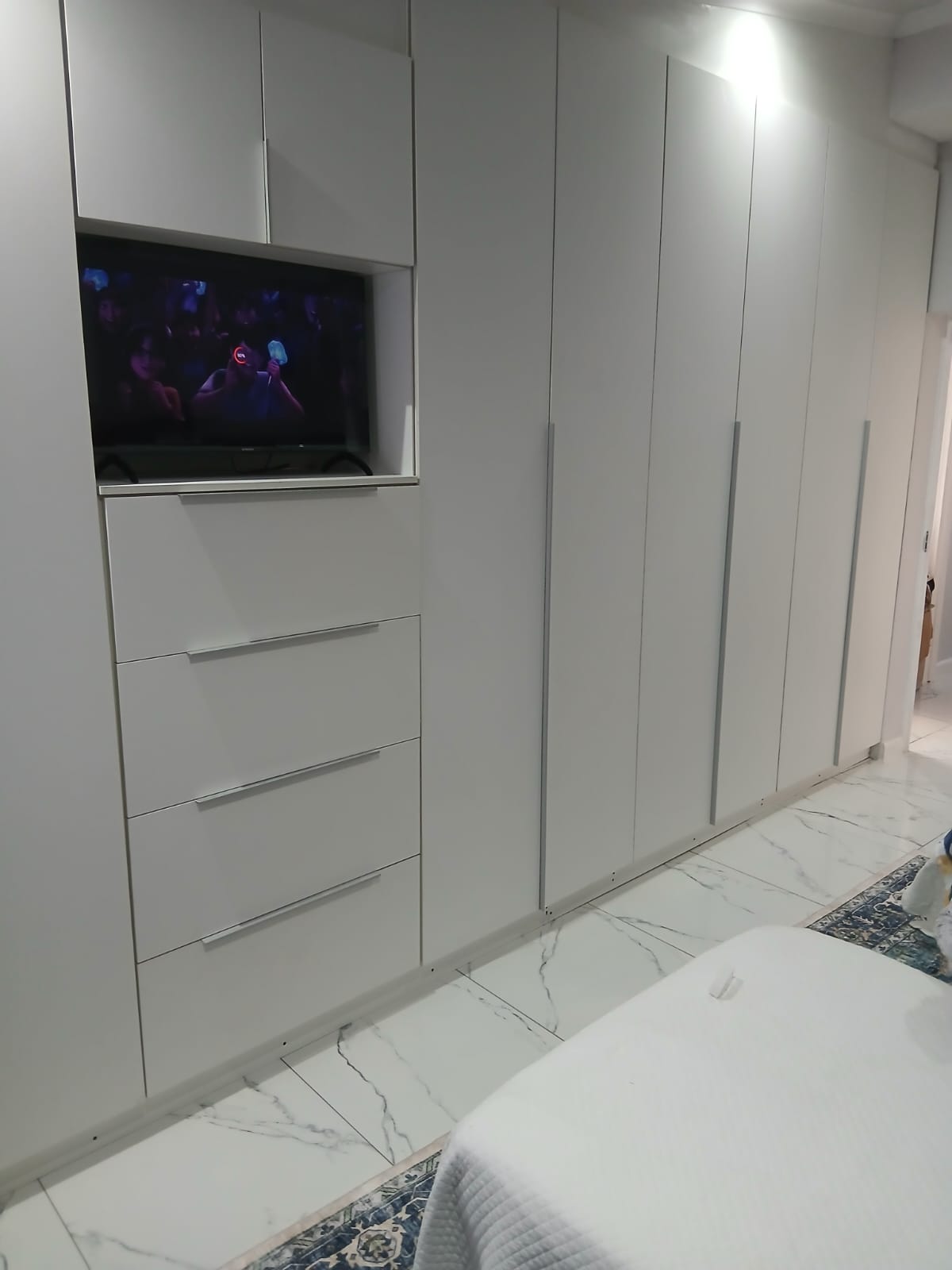 Sliding bedroom cupboard installation